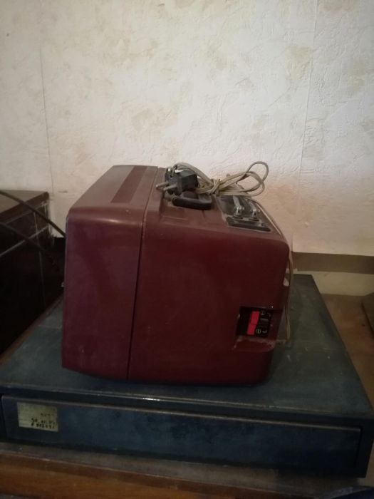 Портативен цветен телевизор 1981г.