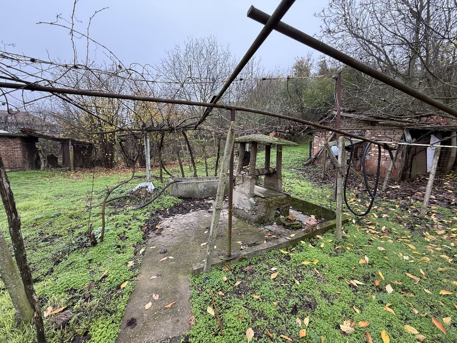 Къща с гараж равен и голям Двор!