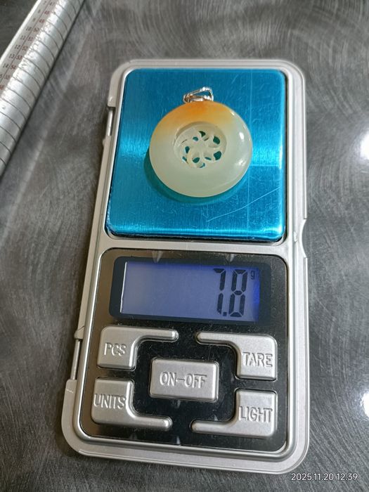 Vind medalion din jad cu aur 14k