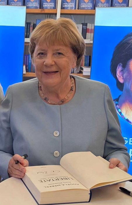 Carte Libertate cu autograful scriitoarei Angela Merkel