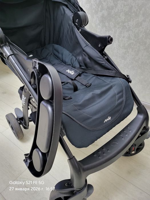 Продам коляску Joie