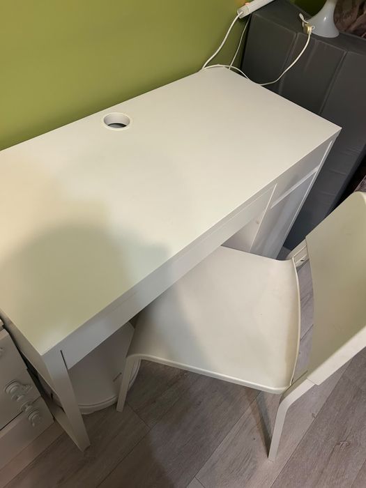 Продаю оригинальный стол IKEA вместе со стульчиком.