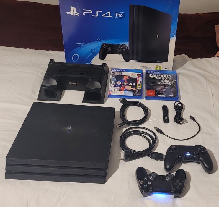 PS4 Pro 1TB – Пълен комплект с 2 джойстика