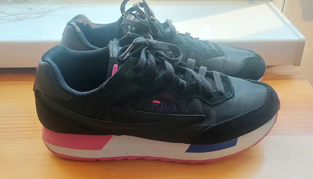 Дамски спортни обувки FILA