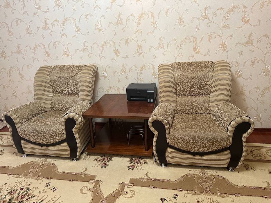 Продается диван, кресло и журнальный столик. Б/у но Хорошего состояния