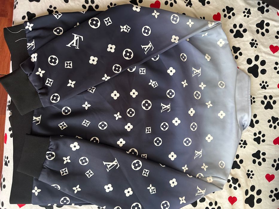Geacă Louis Vuitton cu monogram, model zip-up.