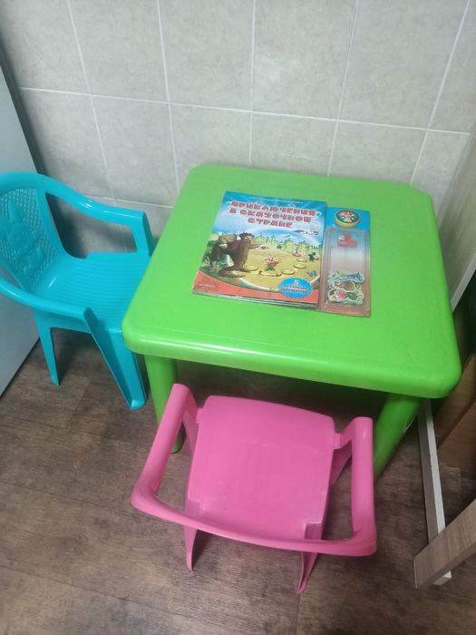 Продам столик и два стульчика игру настольную