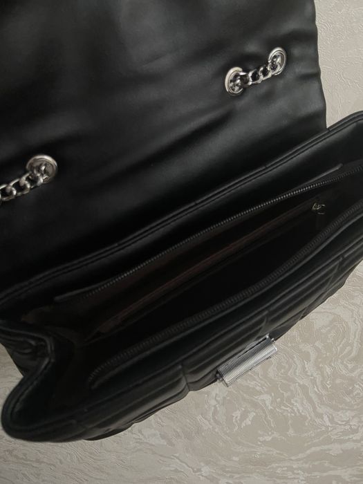 Черная кожаная сумка