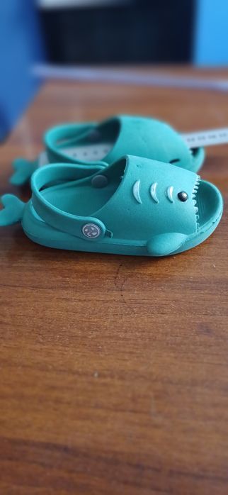 Продам детские кроксы сланцы