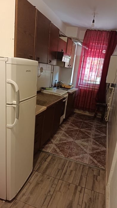 Inchiriez apartament cu 2 camere .