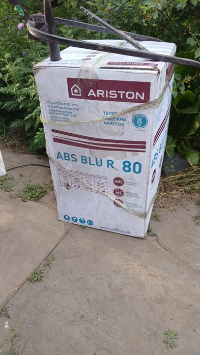 Продам водонагреватель Ariston