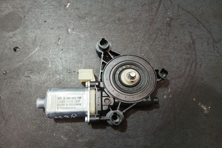 Motoras macara geam fata stanga 0130822717 5Q0959801B 0130822717 5Q09