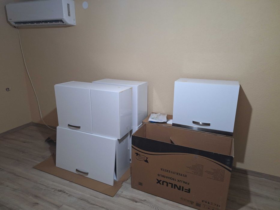 Кухня Г образна, употребявана. Със забележки. Плавни механизми