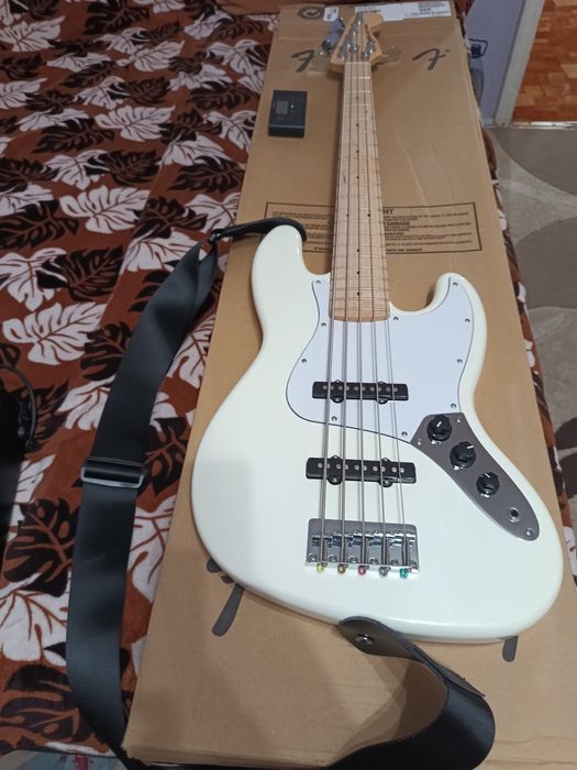 Chitară bass și amplificator