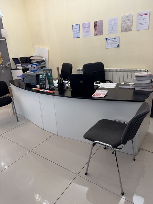 Стеллаж, стол, витрина