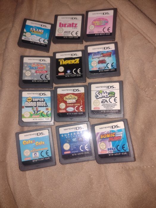 Nintendo Ds lite cu 12 jocuri și toate accesoriile.
