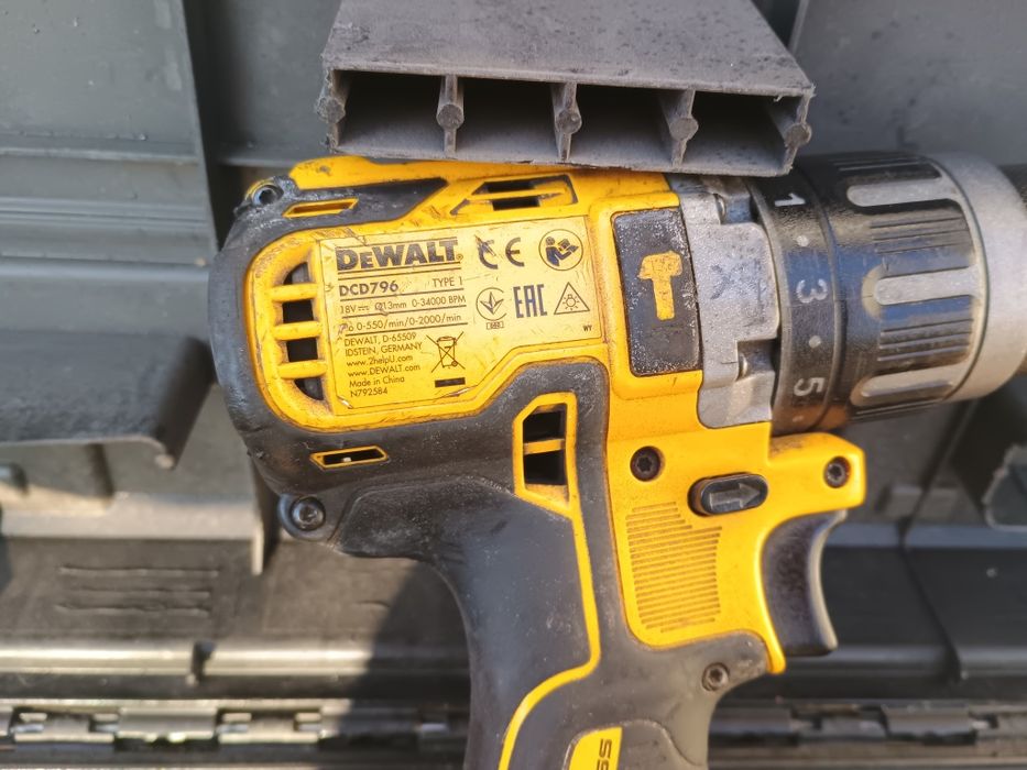 Filetanta dewalt dcd796 set cu 3 baterii,încărcător rapid și cutie