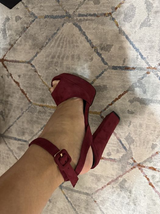 Продаю бардовые босоножки