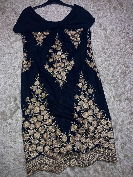 Vând rochie neagră cu broderie aurie/elegantă