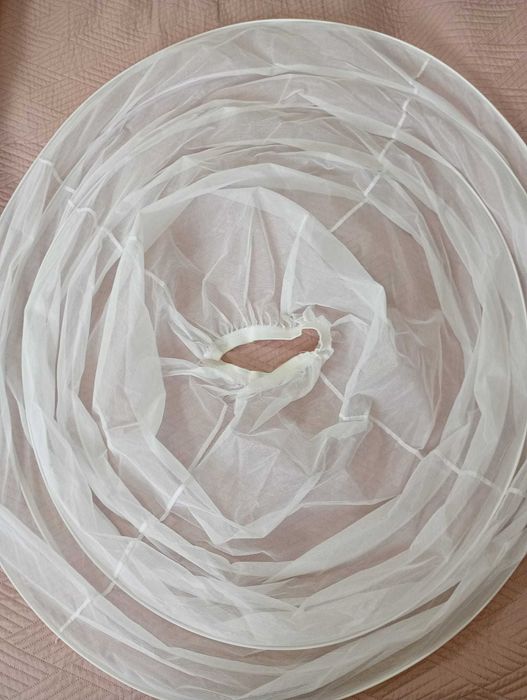 Rochie mireasă A-line cu dantelă albă fină peste satin roz pudră