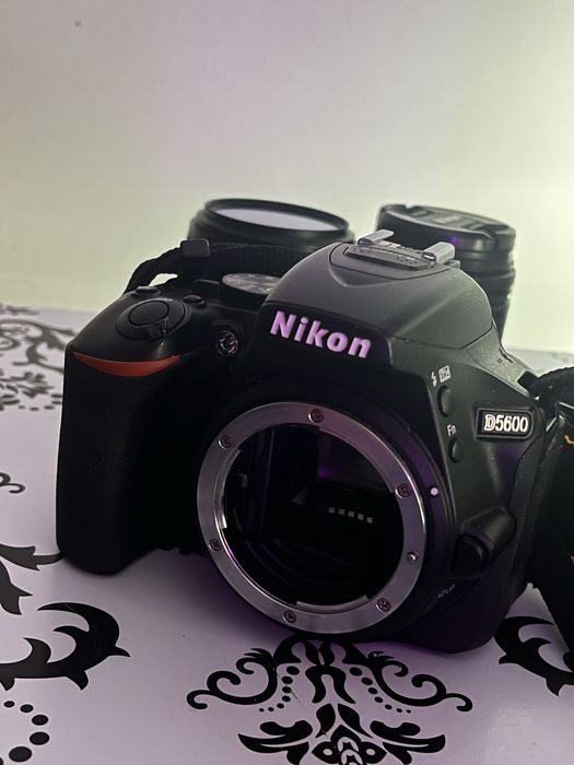 Nikon D5600 + 2 obiective + accesorii - ca nou