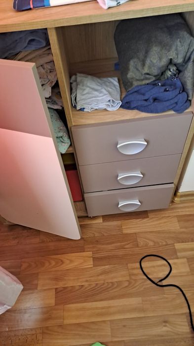 Продам 2 Шкафа  и комод