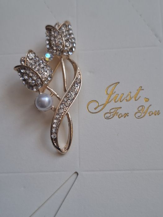 Елегантна Брошка Лале