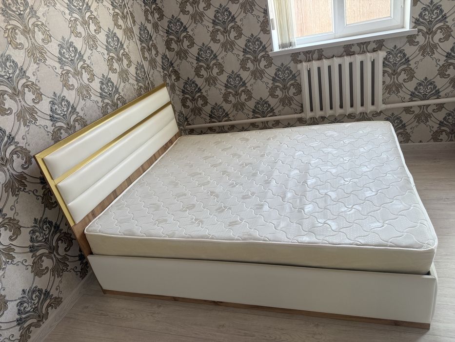 Двухспальная кровать с матрасом
