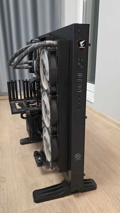 Комбо Кутия с дъно, захранване и охладител.