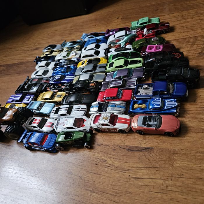 Кутия Hot Wheels и Matchbox  колички.