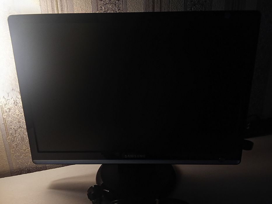 Монитор Samsung (VGA, в комплекте с кабелями) / Для ПК