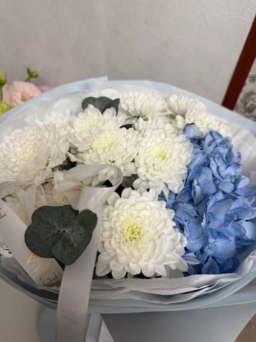 Букеты цветов алые розы