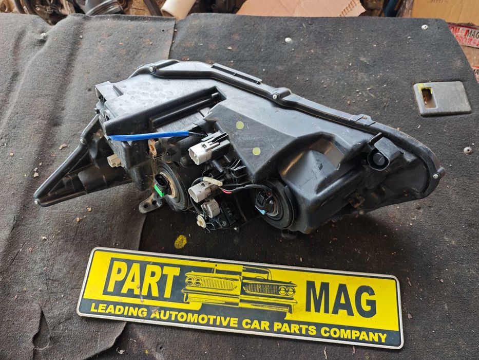 Десен ксенонов фар Lexus LX200H запазен няма счупено