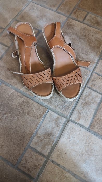 Sandale in stare foarte buna