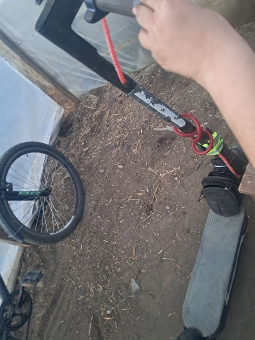 Vand motoare cadru cu tit pe ele pe partea electrica două baterie 36 v