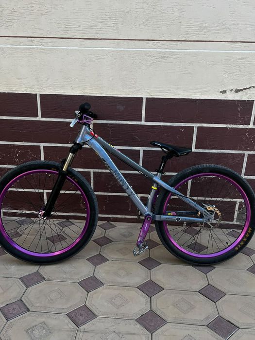 EREK M8  dirt street