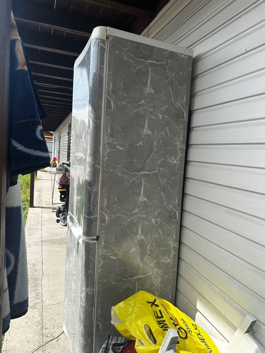 Отдам бесплатно холодильник не работает