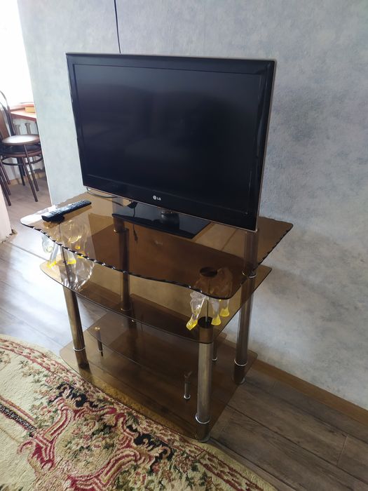 Продам стол стеклянный под телевизор,