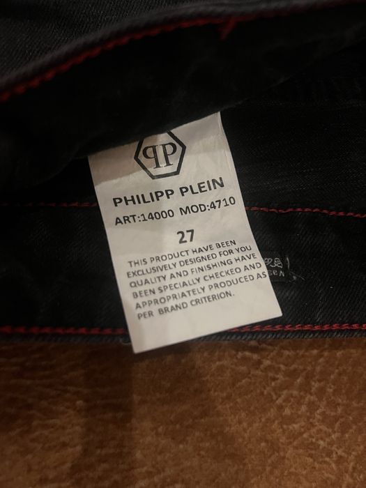 Елегантни черни дънки с много красив акцент по крачолите