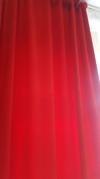 Готовые шторы, в красивом  красном  цвете.