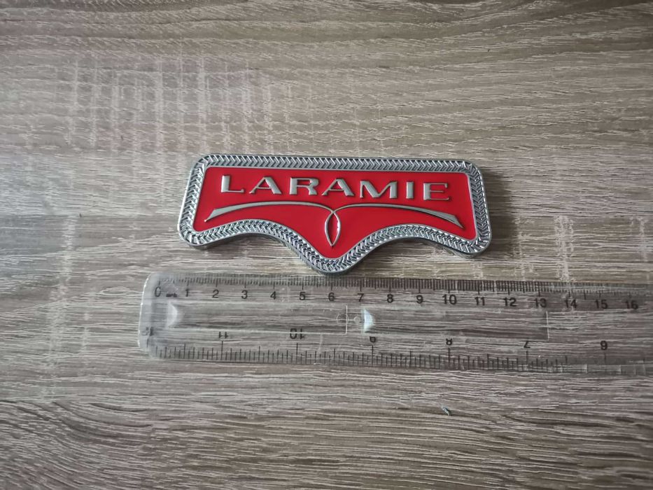 Dodge RAM Laramie червена емблема