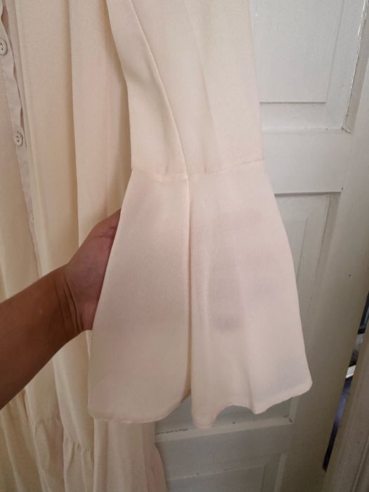 Бежевое платье