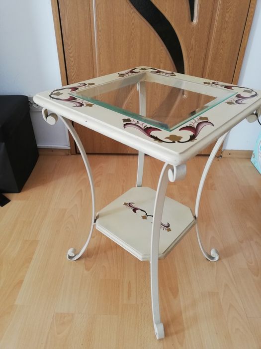 Masa vintage, pictata manual