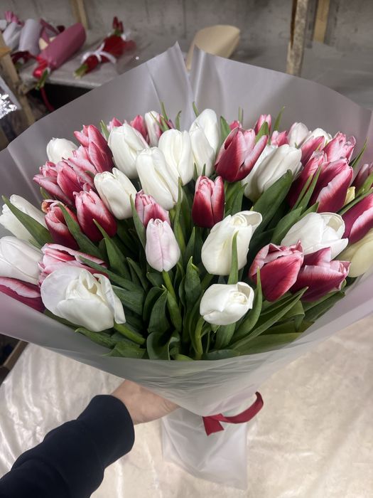 51 тюльпан в красивом букете