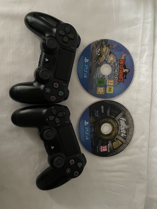 PS4 inpecabil doua manete și 2 jocuri