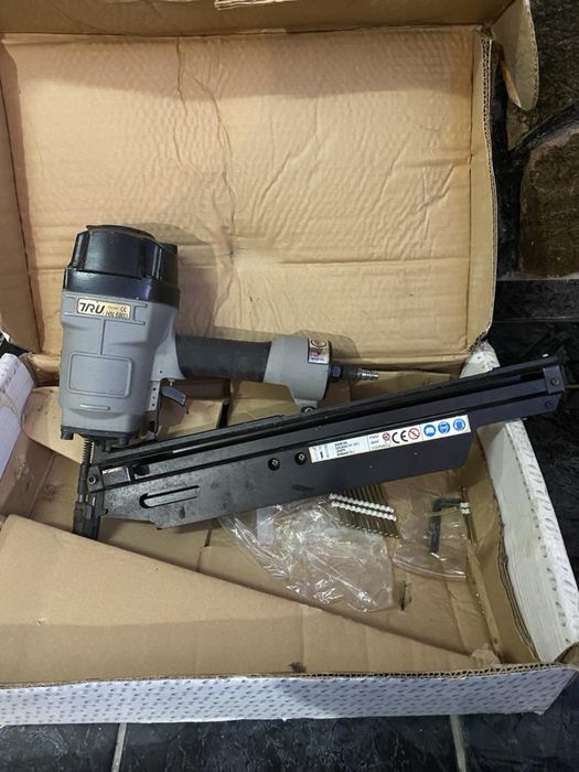 Пневматичен пистолет за пирони на въздух