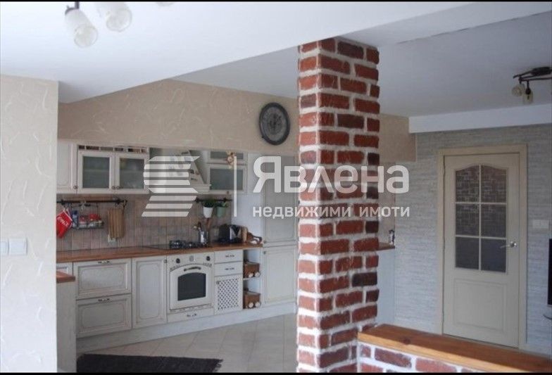 Дава се под наем Тристаен апартамент в Бургас, Възраждане - 97 кв.м за 767 € - Снимка #2