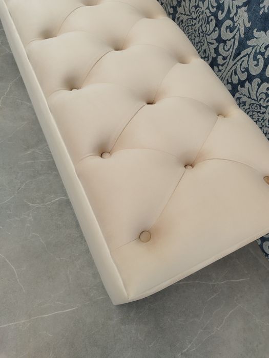 Vând bancheta,Bancuta Chesterfield Catifea crem,(bej spatiu depozitare