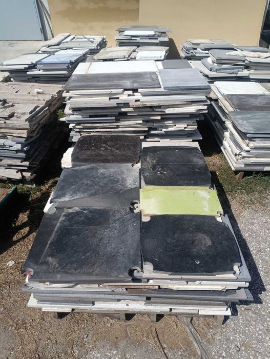 Палета с различни рамери и цветове от технически камък