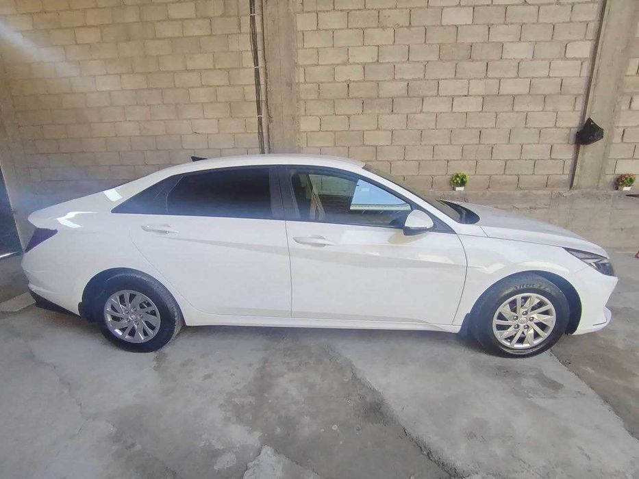 Hyundai Elantra 1,6 motor 90,800 km benzin